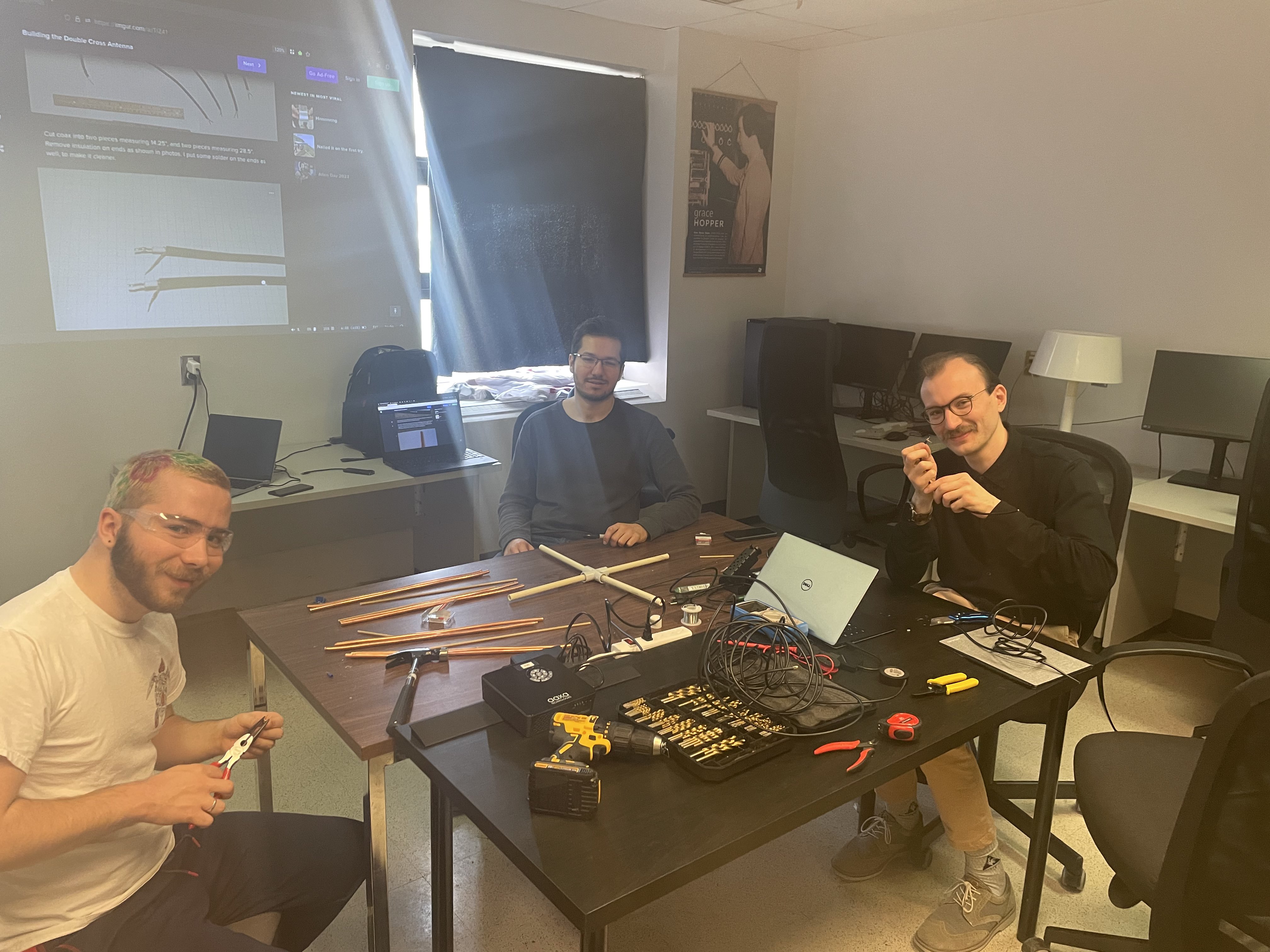 Simon, Maxim et Mattéo on commencé la construction de l'antenne en après midi sans savoir combien de temps ça allait réellement prendre...