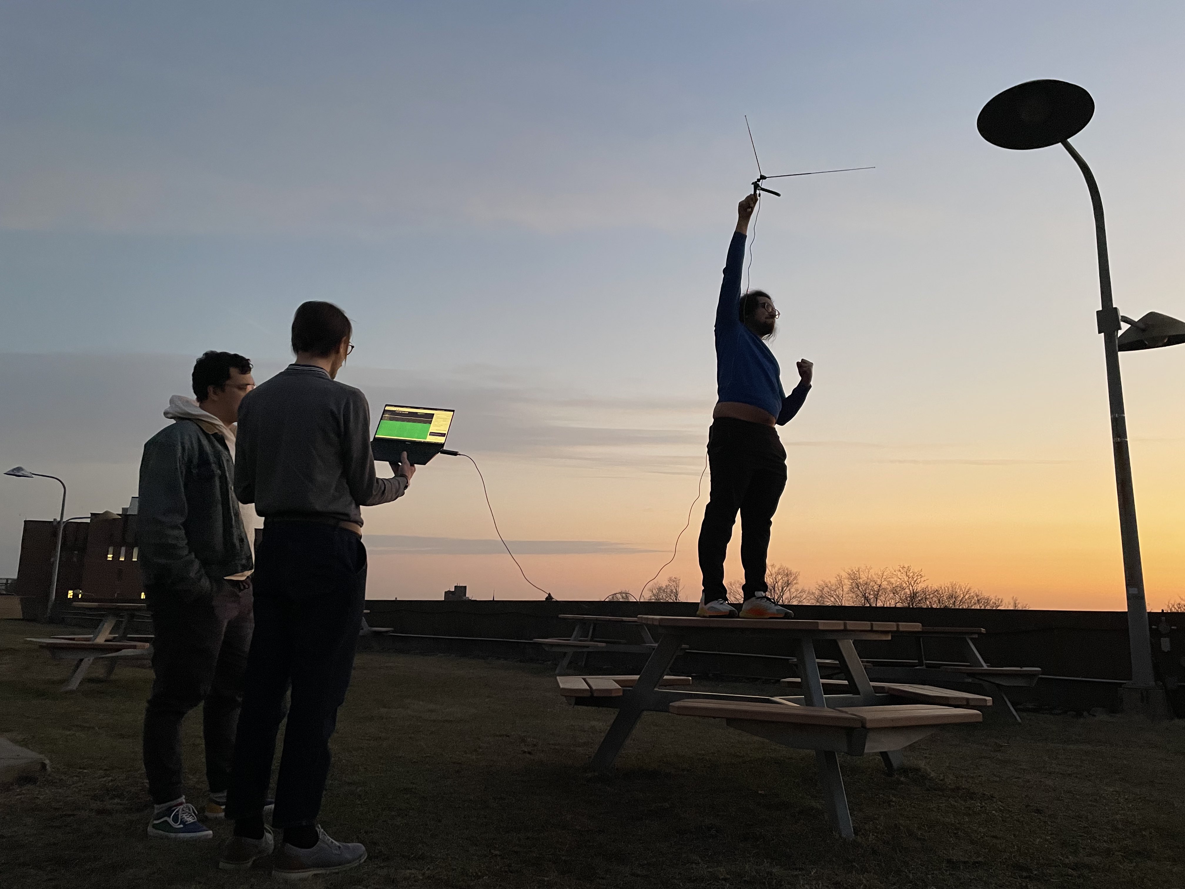 Médéric et Mattéo qui analysent le signal pendant que Samy tient l'antenne haut et fort.