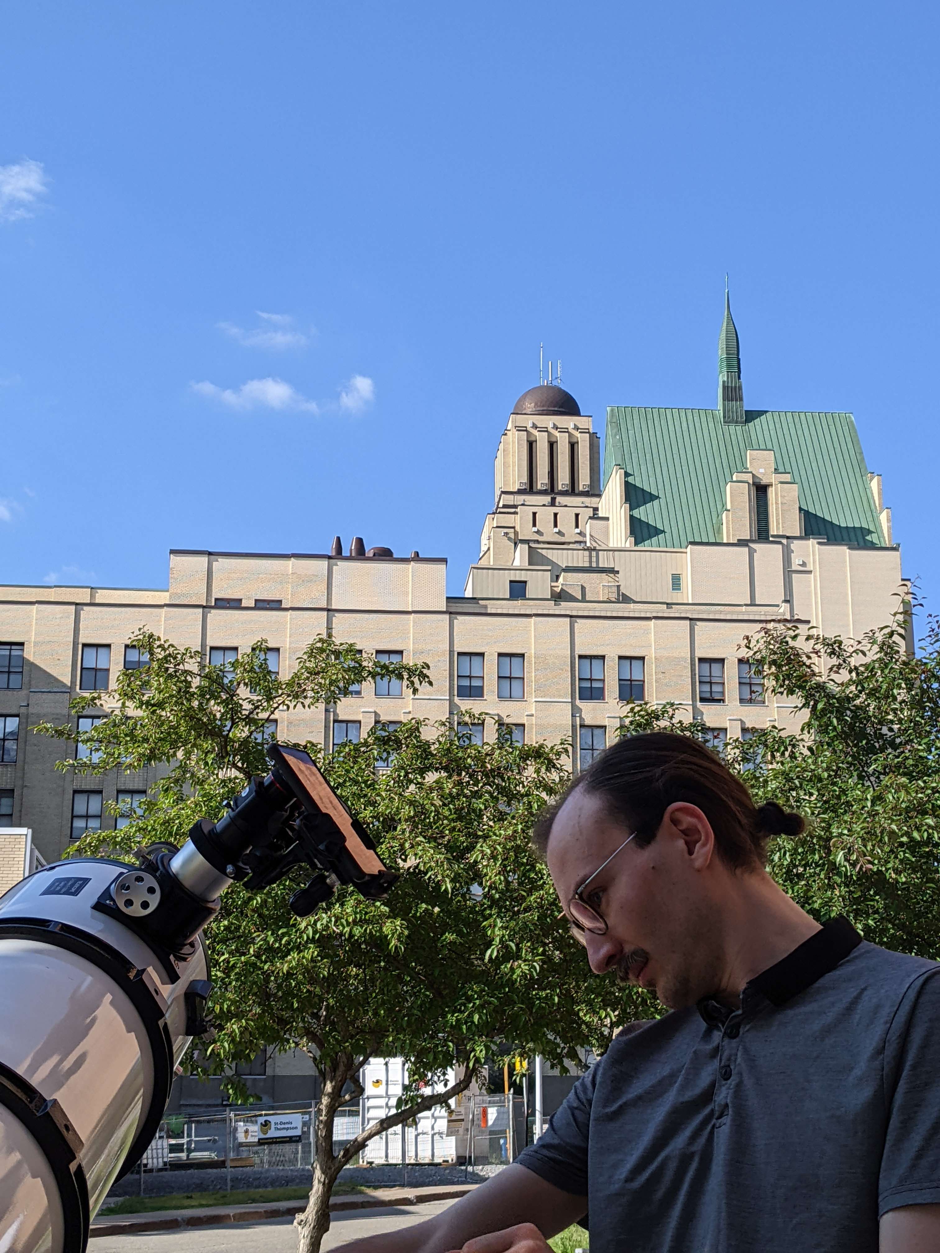 On point le téléscope vers Roger Gaudry